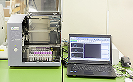 血算検査に使用する機械とパソコン